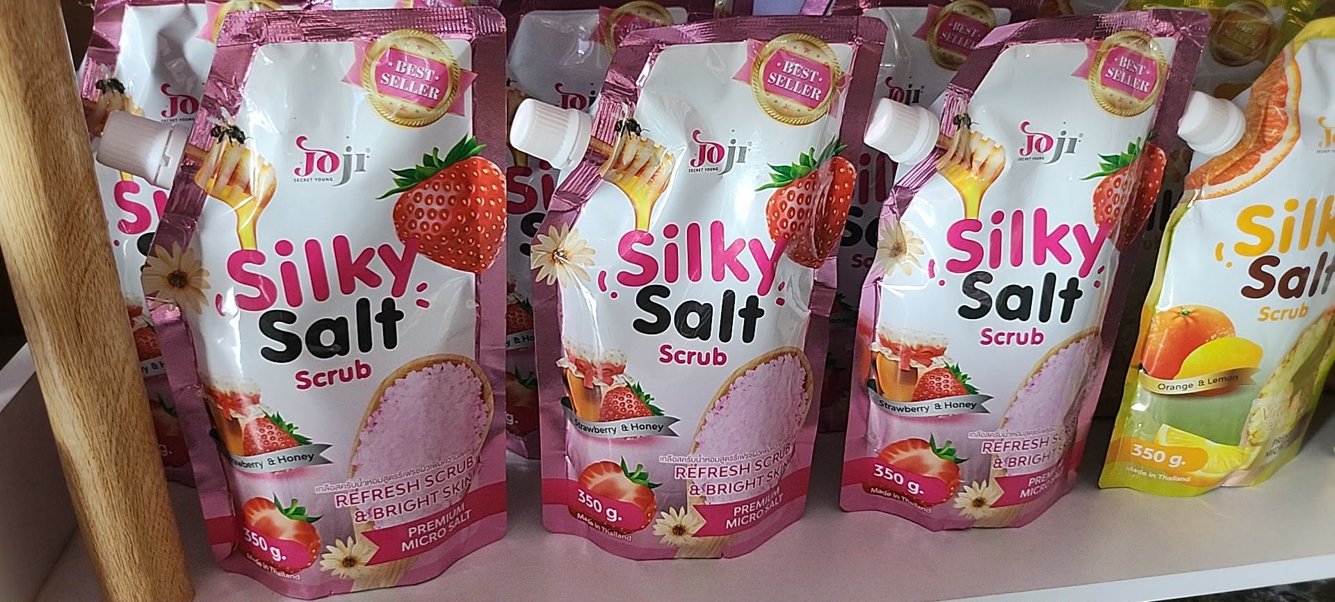 JOJI SECRET YOUNG SILKY SALT SCRUB STRAWBERRY & HONEY